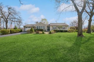 214 E Woodland Road E, Lake Bluff, IL 60044
