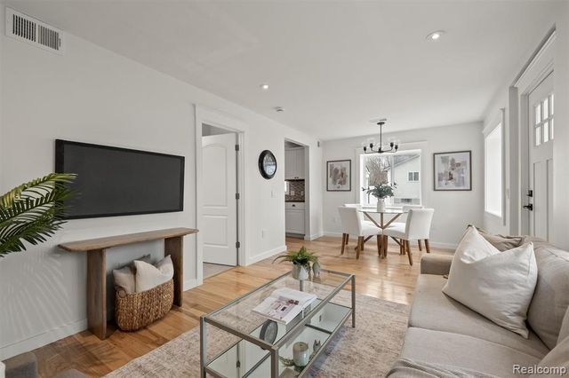 970 Henderson Avenue, Waterford, MI 48328