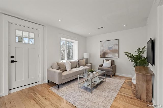 970 Henderson Avenue, Waterford, MI 48328