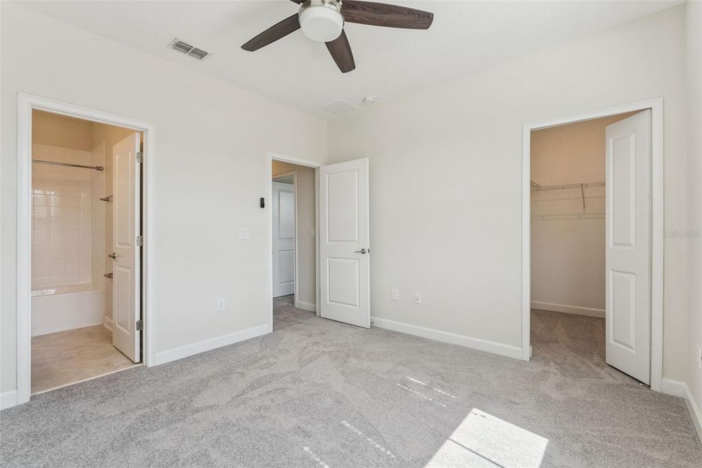 Image 20 of property listing at 11433 WHISTLING PINE WAY, Orlando, FL 32832