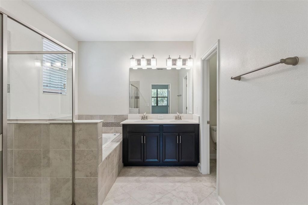 Image 22 of property listing at 11433 WHISTLING PINE WAY, Orlando, FL 32832