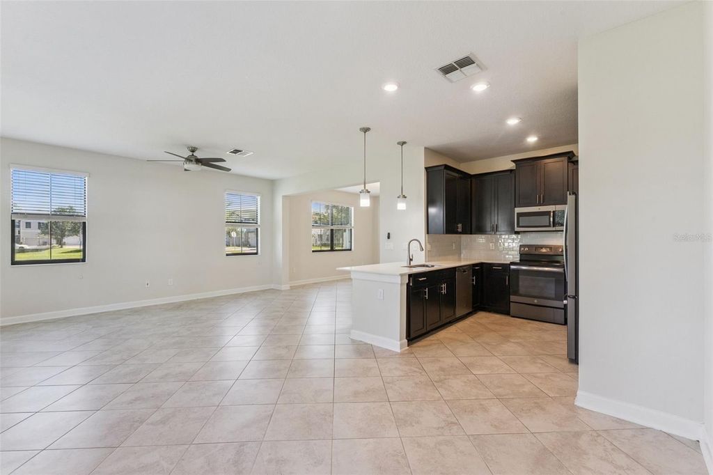 Image 9 of property listing at 11433 WHISTLING PINE WAY, Orlando, FL 32832