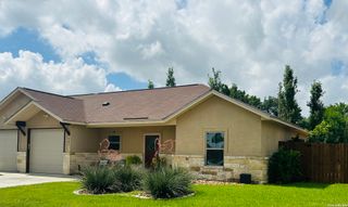 231 Navarro Xing # 7B, Seguin, TX 78155