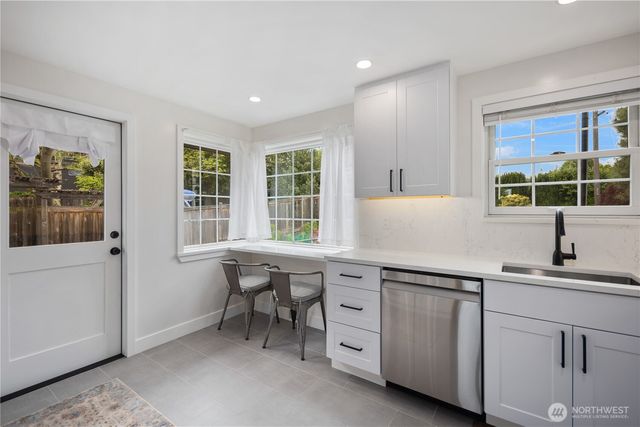 2422 W Lynn Street, Seattle, WA 98199