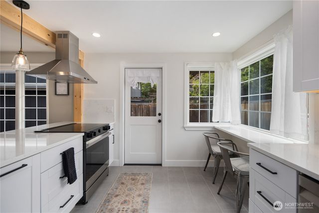 2422 W Lynn Street, Seattle, WA 98199