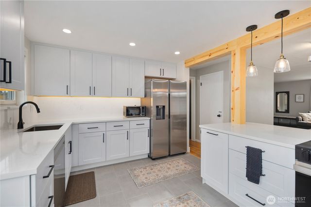 2422 W Lynn Street, Seattle, WA 98199