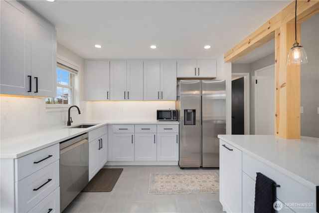 2422 W Lynn Street, Seattle, WA 98199