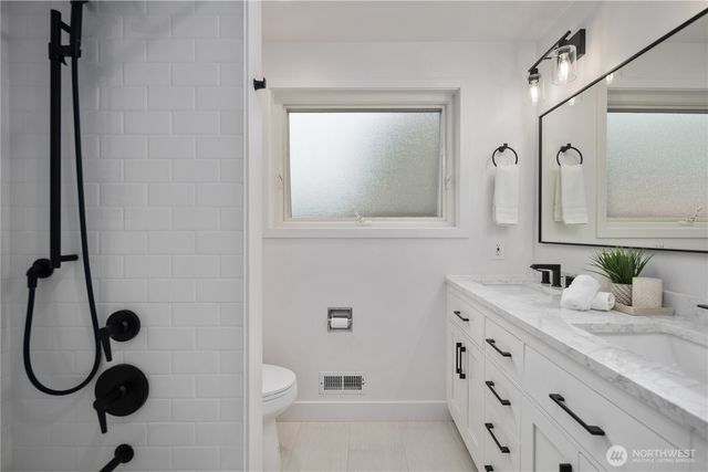 2422 W Lynn Street, Seattle, WA 98199