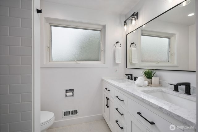 2422 W Lynn Street, Seattle, WA 98199