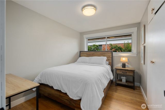 2422 W Lynn Street, Seattle, WA 98199