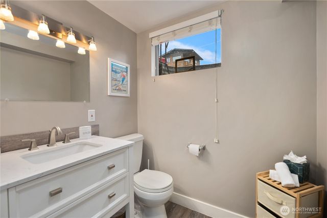 2422 W Lynn Street, Seattle, WA 98199