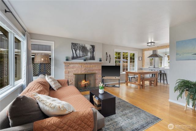 2422 W Lynn Street, Seattle, WA 98199