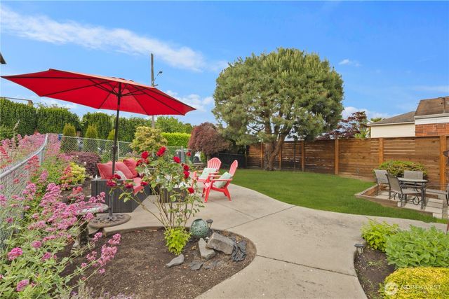 2422 W Lynn Street, Seattle, WA 98199