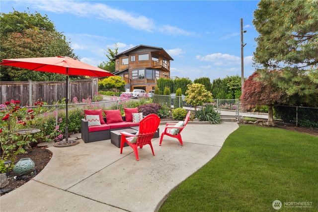 2422 W Lynn Street, Seattle, WA 98199