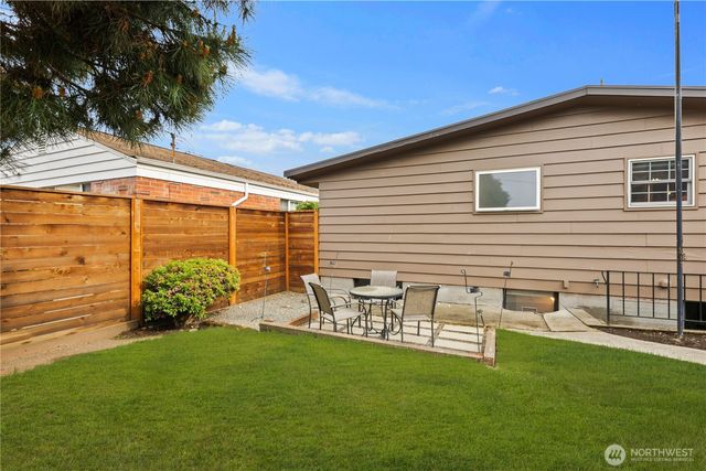 2422 W Lynn Street, Seattle, WA 98199