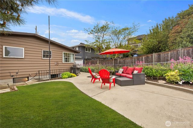 2422 W Lynn Street, Seattle, WA 98199