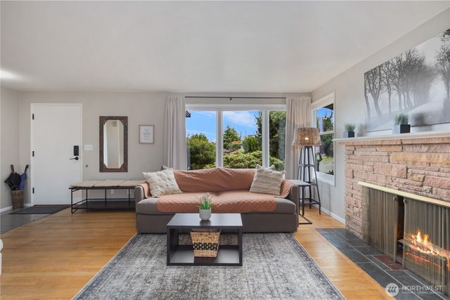 2422 W Lynn Street, Seattle, WA 98199