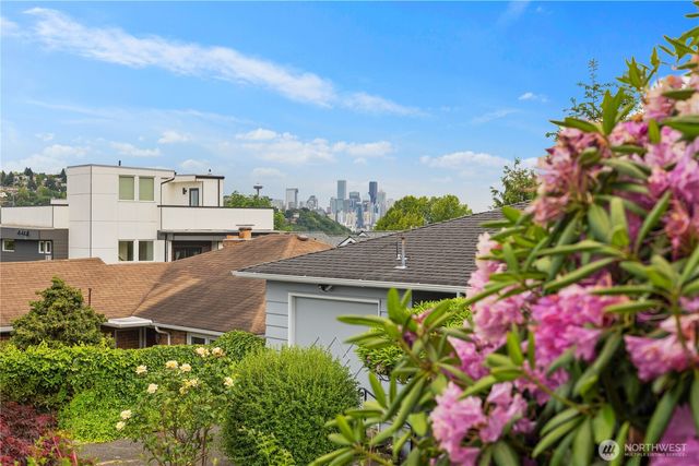 2422 W Lynn Street, Seattle, WA 98199