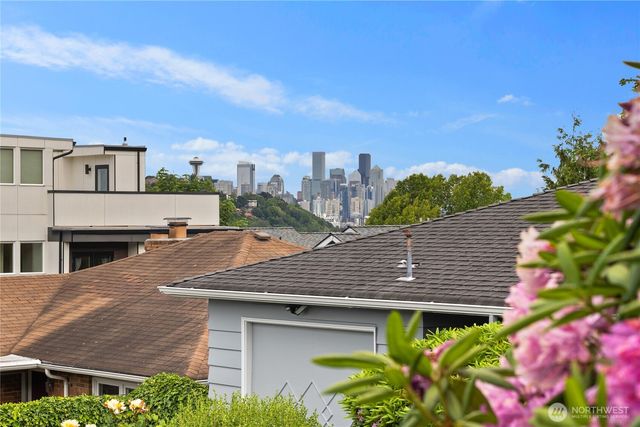 2422 W Lynn Street, Seattle, WA 98199