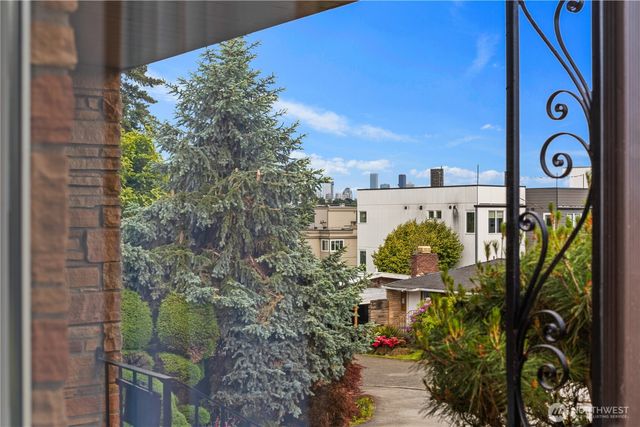 2422 W Lynn Street, Seattle, WA 98199