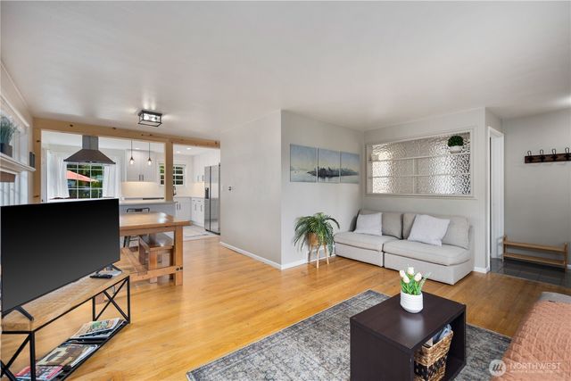 2422 W Lynn Street, Seattle, WA 98199