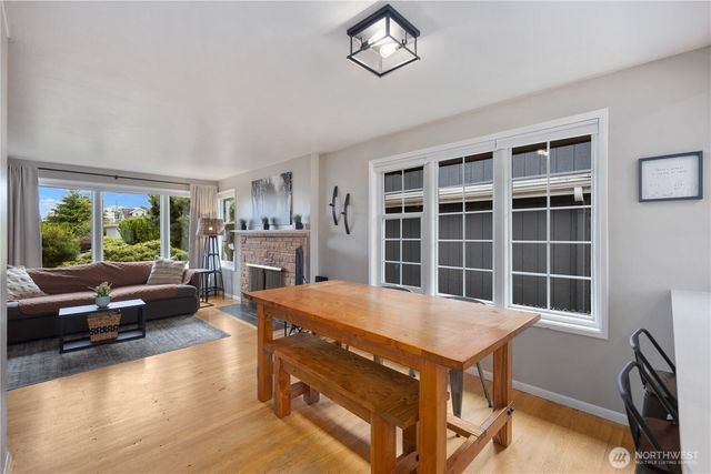 2422 W Lynn Street, Seattle, WA 98199