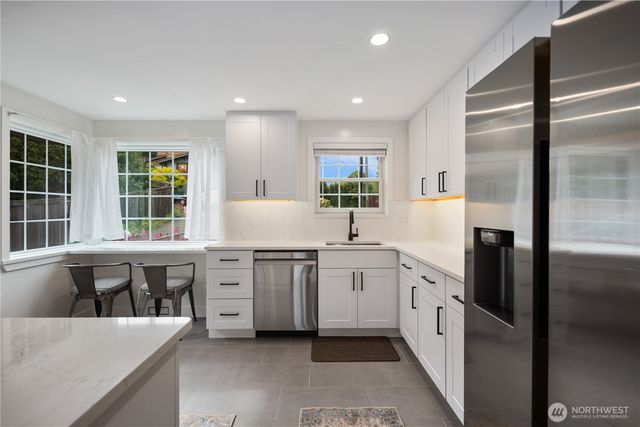 2422 W Lynn Street, Seattle, WA 98199