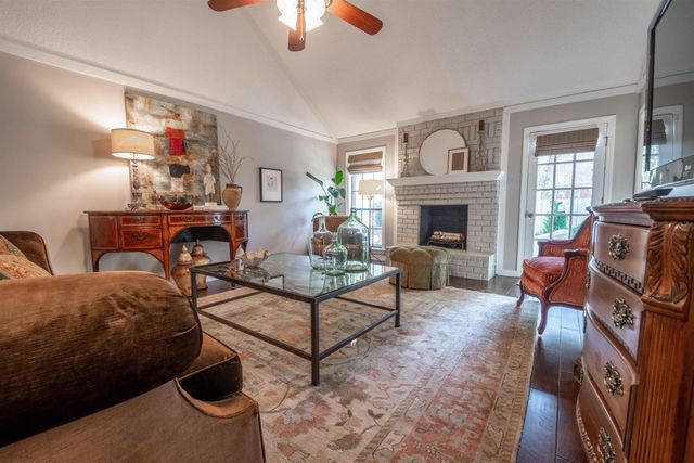 8027 FARMINGDALE RD, Germantown, TN 38138