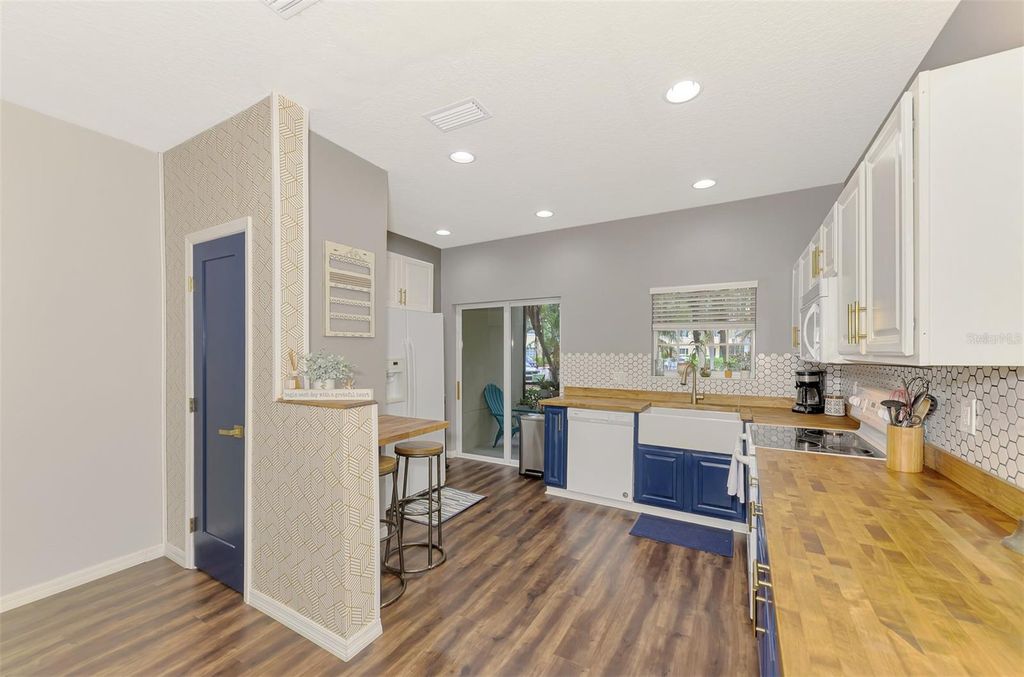 Image 21 of property listing at 305 CAPE HARBOUR LOOP 104, Bradenton, FL 34212