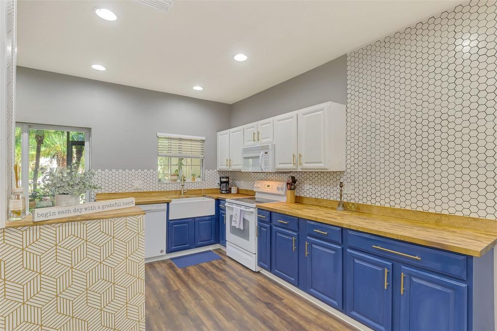 Image 22 of property listing at 305 CAPE HARBOUR LOOP 104, Bradenton, FL 34212