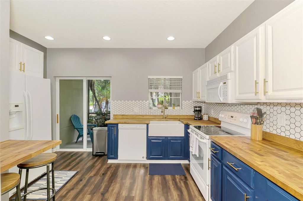 Image 23 of property listing at 305 CAPE HARBOUR LOOP 104, Bradenton, FL 34212