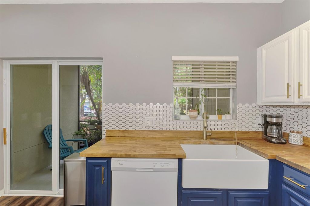Image 24 of property listing at 305 CAPE HARBOUR LOOP 104, Bradenton, FL 34212