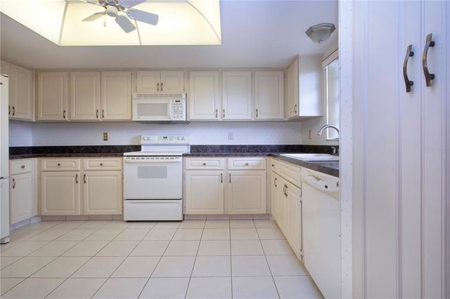 2204 HARTLEBURY WAY 460, Sun City Center, FL 33573