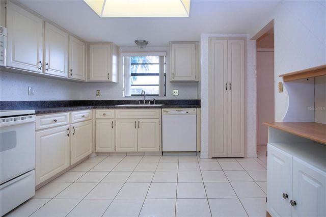 2204 HARTLEBURY WAY 460, Sun City Center, FL 33573