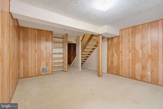 8284 CRESTMONT CIR, Springfield, VA 22153