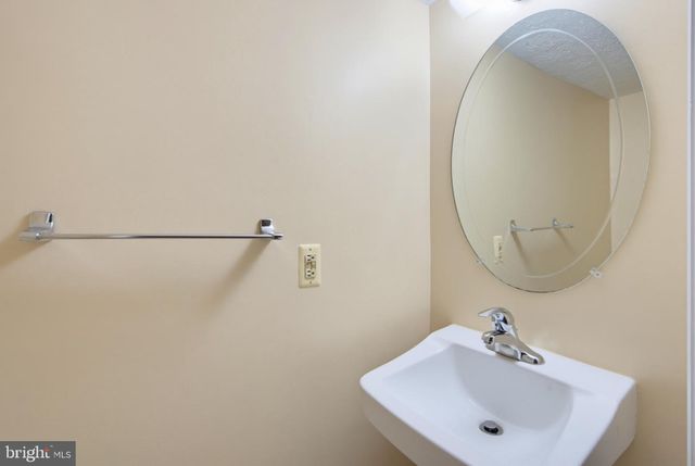 8284 CRESTMONT CIR, Springfield, VA 22153