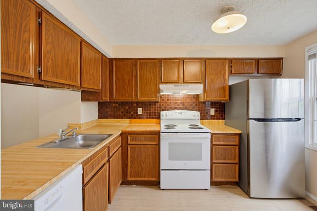 8284 CRESTMONT CIR, Springfield, VA 22153
