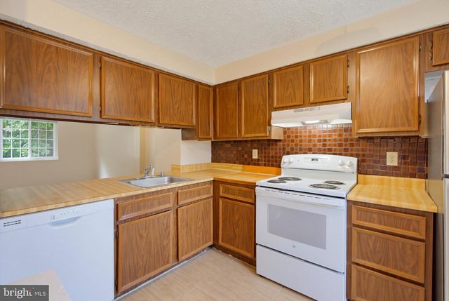 8284 CRESTMONT CIR, Springfield, VA 22153