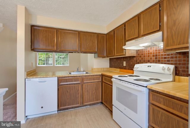 8284 CRESTMONT CIR, Springfield, VA 22153