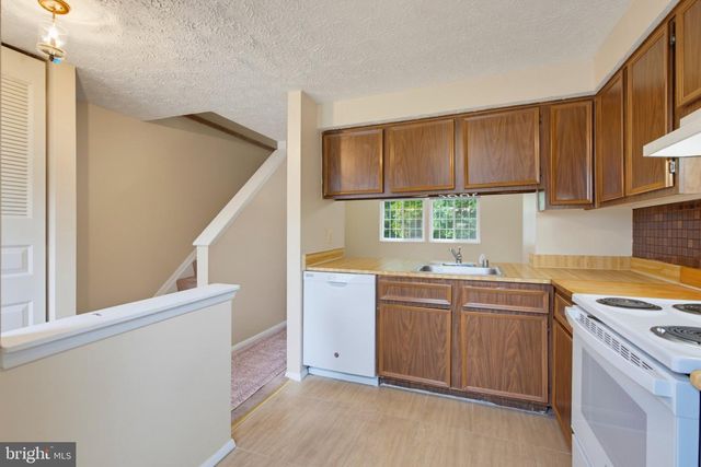 8284 CRESTMONT CIR, Springfield, VA 22153