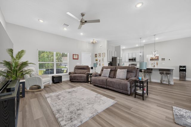70 Parkway Dr, Palm Coast, FL 32164