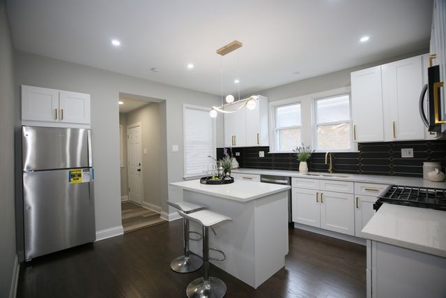 3031 N Marmora Avenue, Chicago, IL 60634