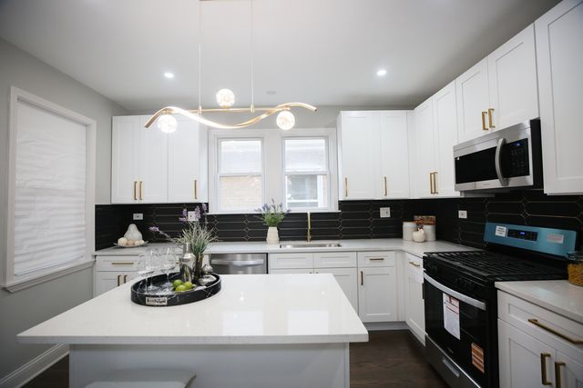 3031 N Marmora Avenue, Chicago, IL 60634