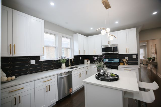 3031 N Marmora Avenue, Chicago, IL 60634