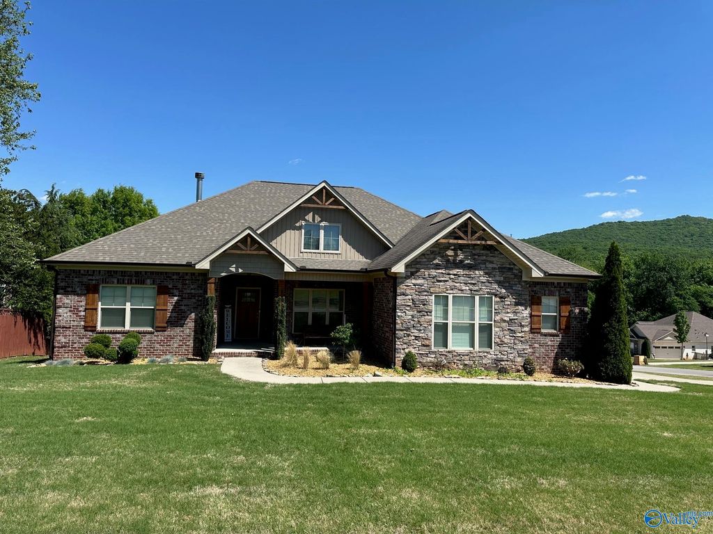 211 Blackoak Drive, Huntsville, AL 35811