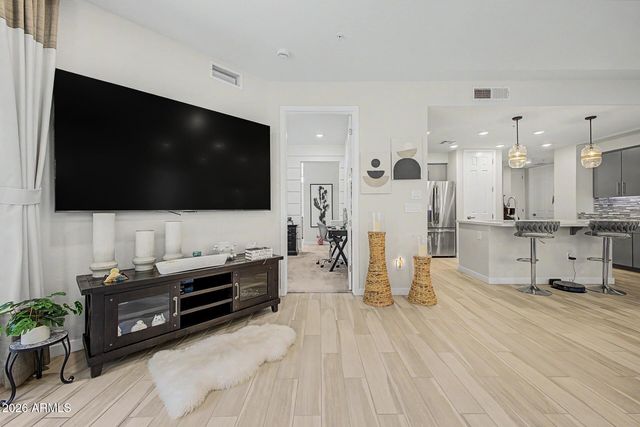 250 W QUEEN CREEK Road 145, Chandler, AZ 85248