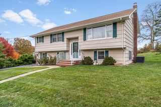 13 Glutting Pl, East Hanover Twp., NJ 07936