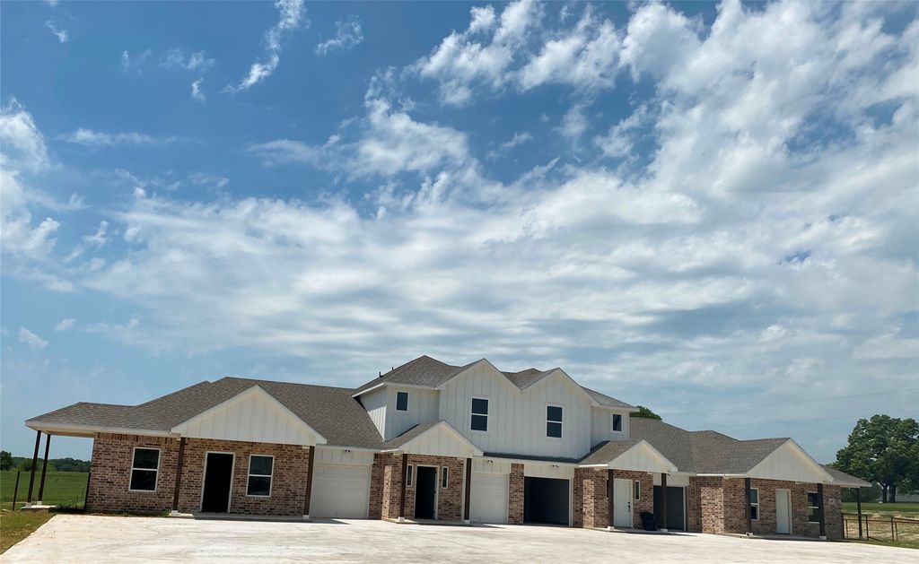 109 N Park Ct, Springtown, TX 76082