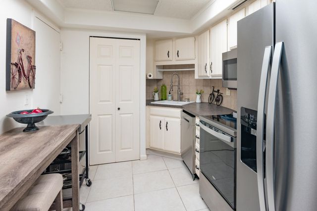 2400 PRESIDENTIAL Way 302, West Palm Beach, FL 33401