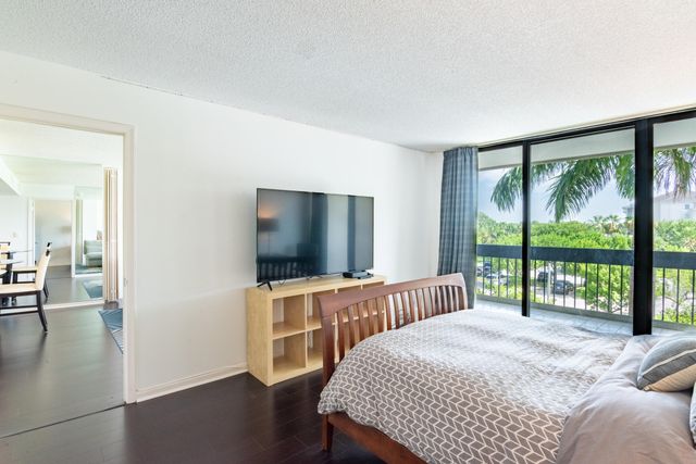2400 PRESIDENTIAL Way 302, West Palm Beach, FL 33401